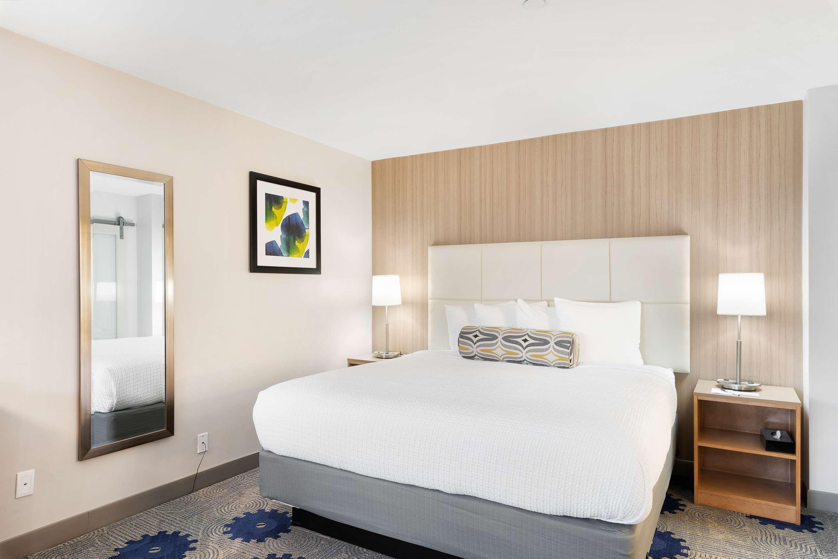 Western Red Coach Hotel 3*