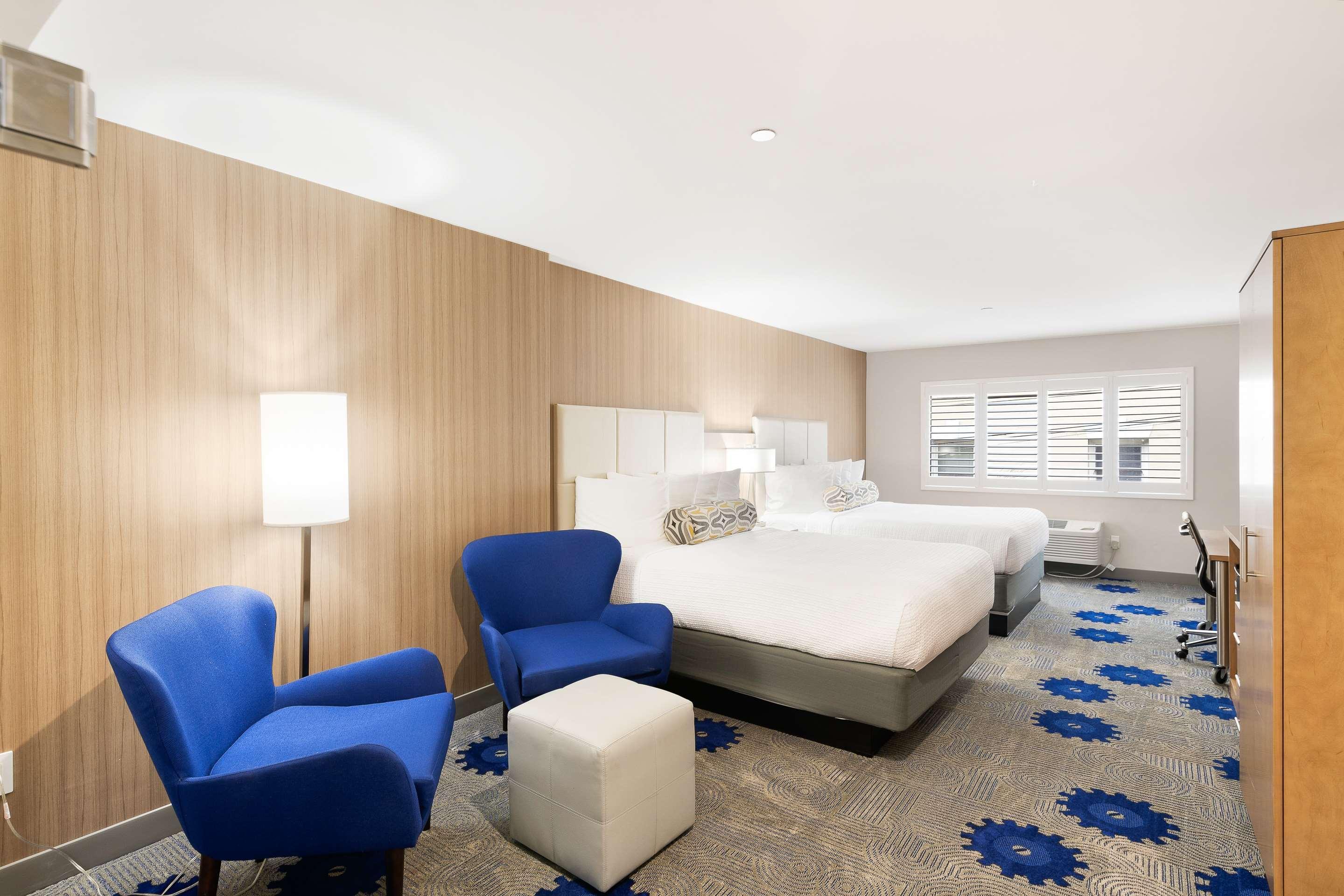 Western Red Coach Hotel 3*