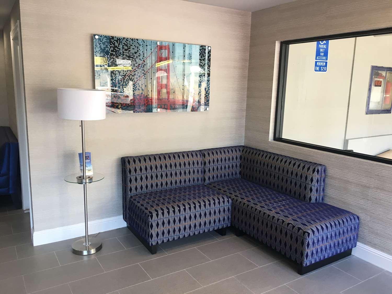 Western Red Coach Hotel 3*